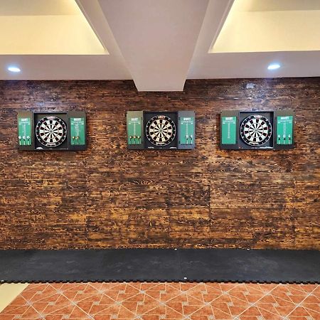 Burgundy Mckinley Place Service Apartment Manila Bagian luar foto