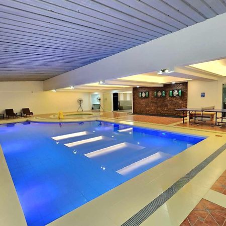 Burgundy Mckinley Place Service Apartment Manila Bagian luar foto