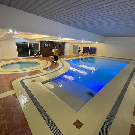 Burgundy Mckinley Place Service Apartment Manila Bagian luar foto