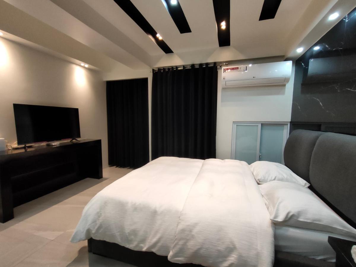 Burgundy Mckinley Place Service Apartment Manila Bagian luar foto