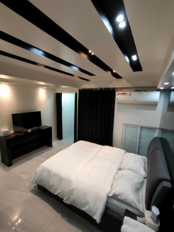 Burgundy Mckinley Place Service Apartment Manila Bagian luar foto