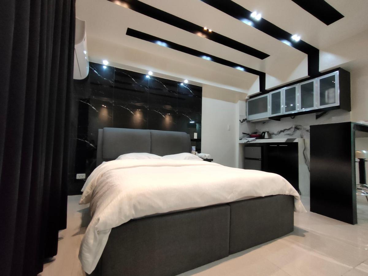 Burgundy Mckinley Place Service Apartment Manila Bagian luar foto