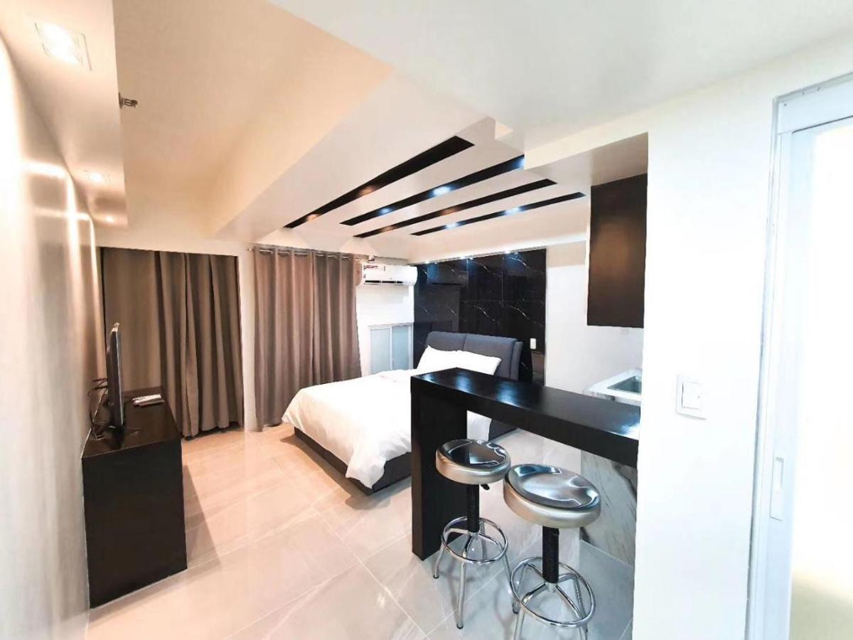 Burgundy Mckinley Place Service Apartment Manila Bagian luar foto