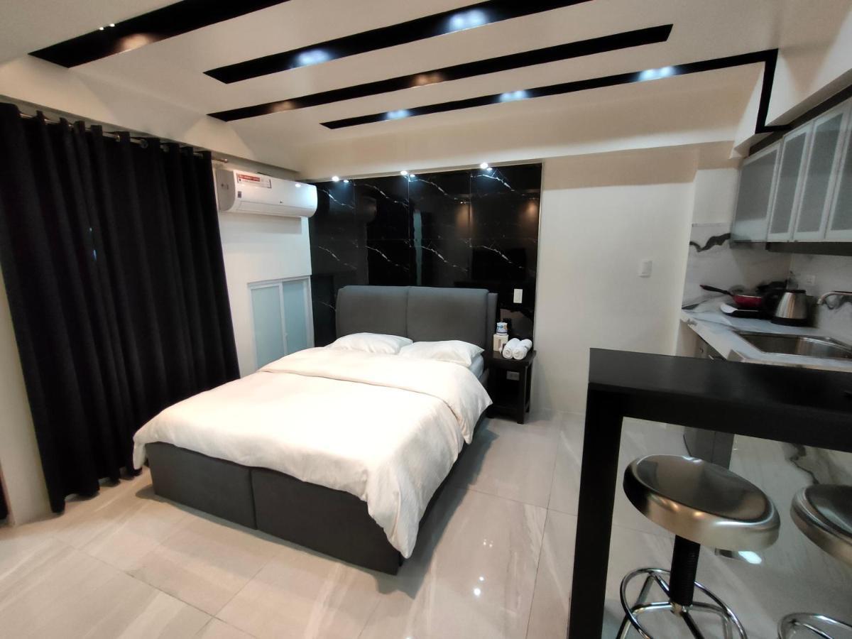 Burgundy Mckinley Place Service Apartment Manila Bagian luar foto