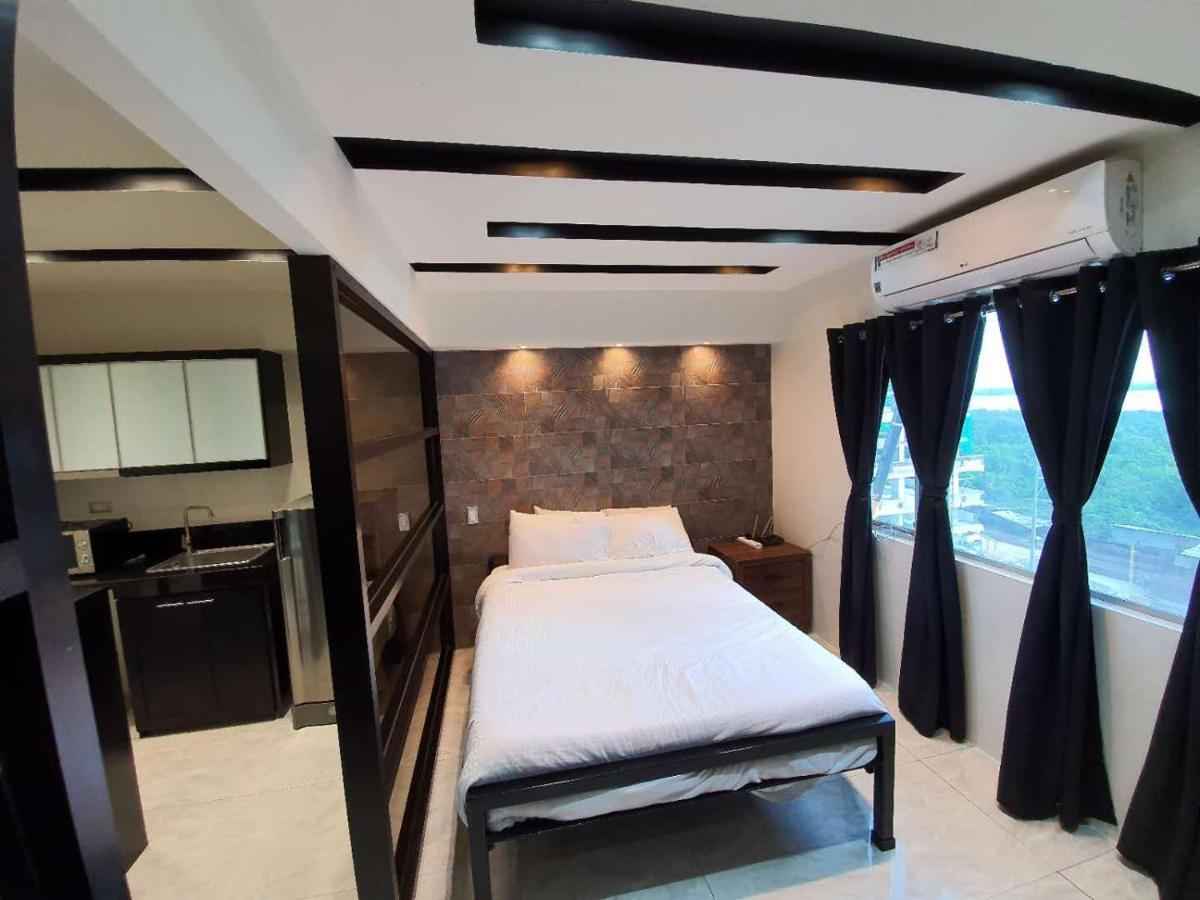 Burgundy Mckinley Place Service Apartment Manila Bagian luar foto
