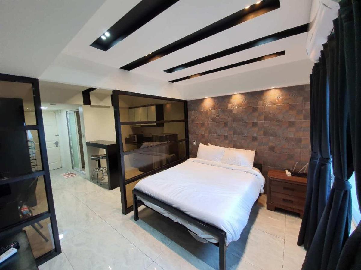 Burgundy Mckinley Place Service Apartment Manila Bagian luar foto