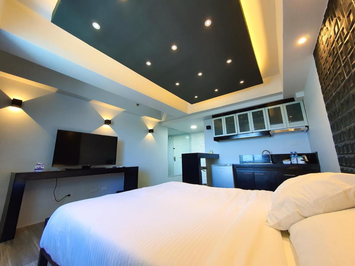 Burgundy Mckinley Place Service Apartment Manila Bagian luar foto