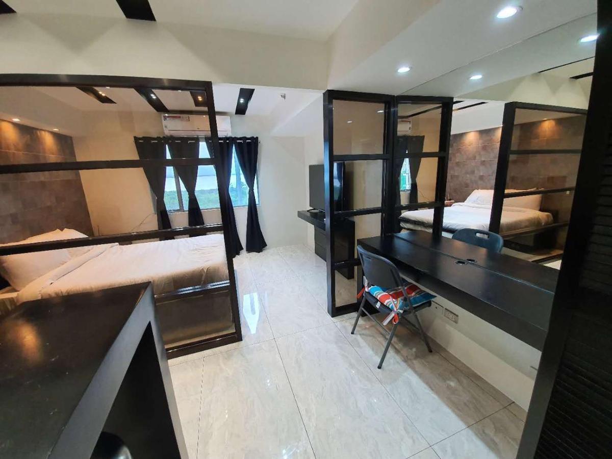 Burgundy Mckinley Place Service Apartment Manila Bagian luar foto