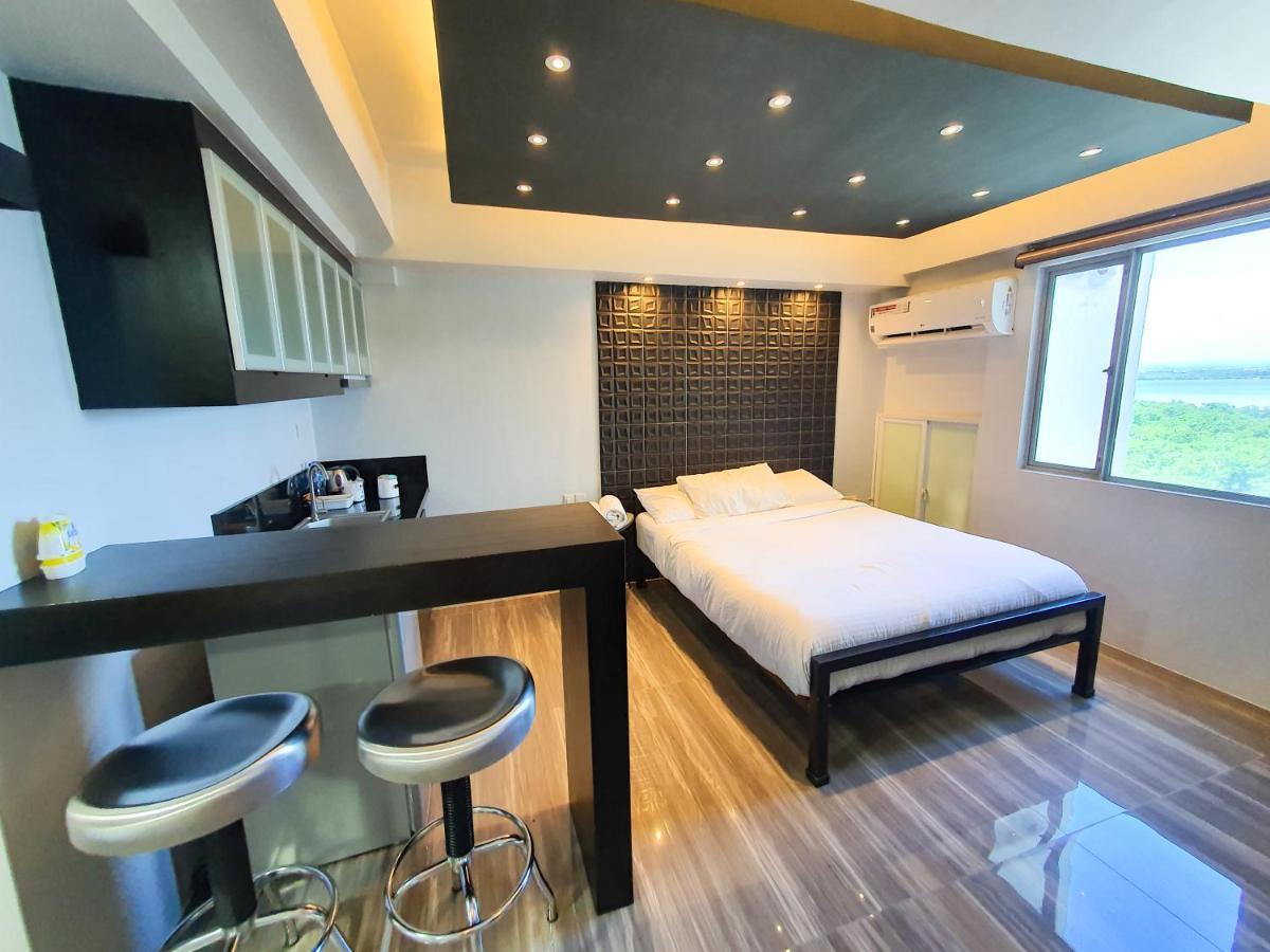 Burgundy Mckinley Place Service Apartment Manila Bagian luar foto