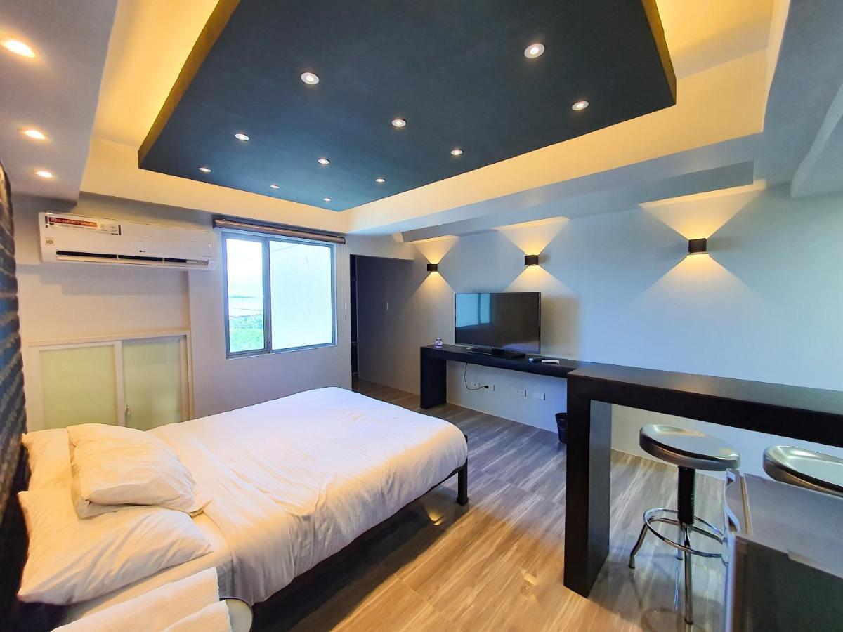 Burgundy Mckinley Place Service Apartment Manila Bagian luar foto