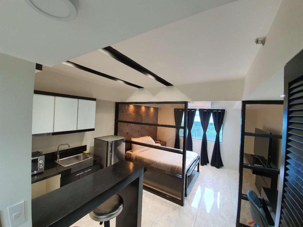 Burgundy Mckinley Place Service Apartment Manila Bagian luar foto