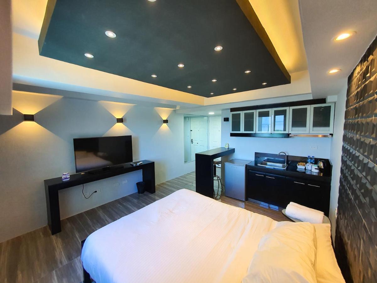Burgundy Mckinley Place Service Apartment Manila Bagian luar foto