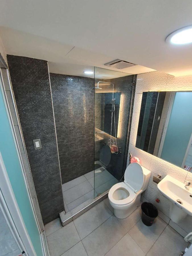 Burgundy Mckinley Place Service Apartment Manila Bagian luar foto