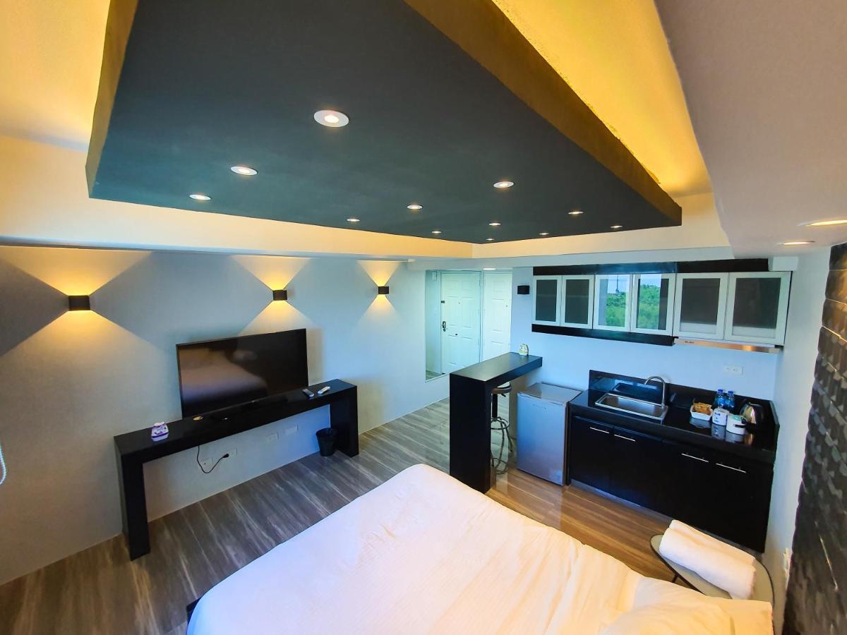 Burgundy Mckinley Place Service Apartment Manila Bagian luar foto