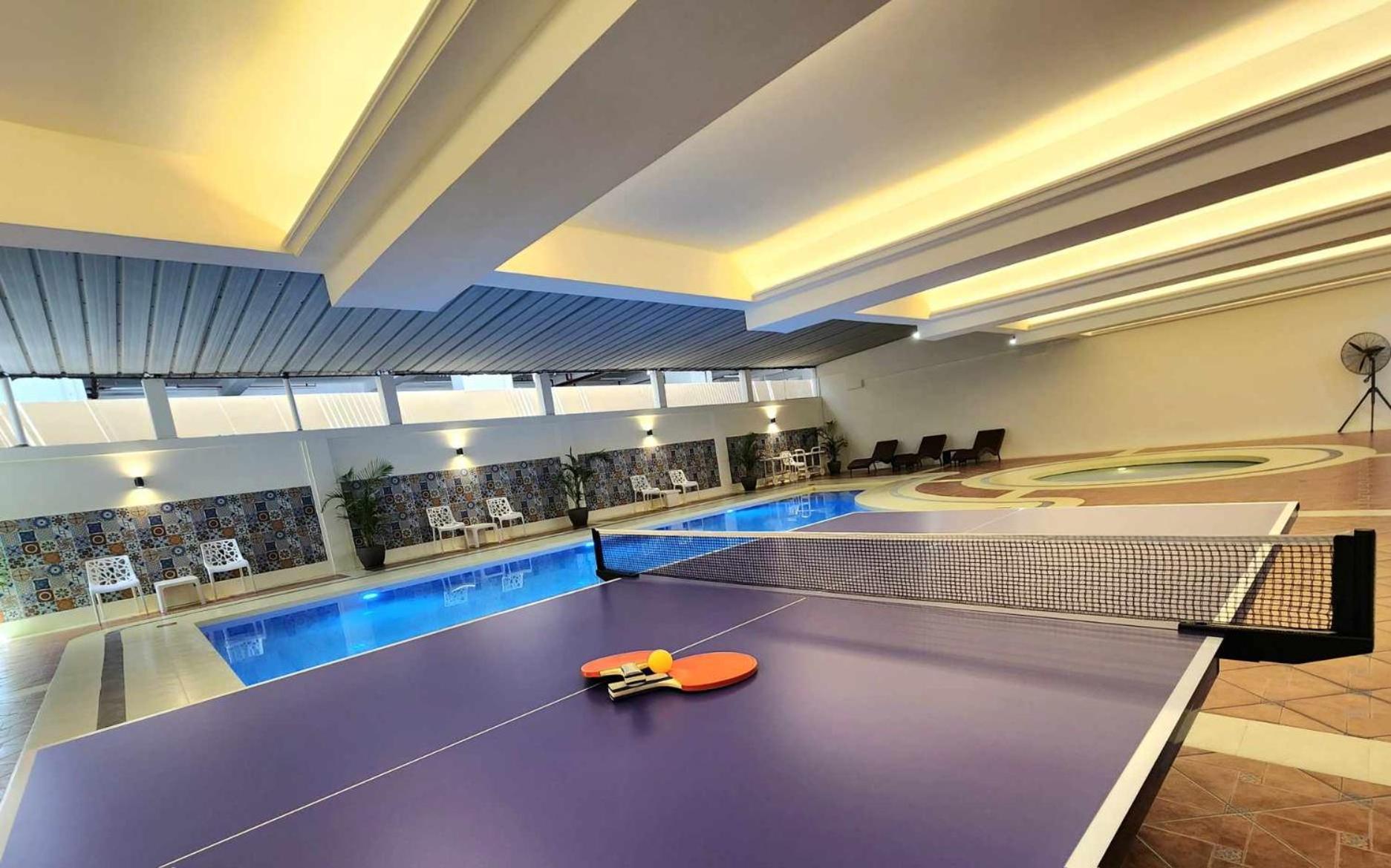 Burgundy Mckinley Place Service Apartment Manila Bagian luar foto