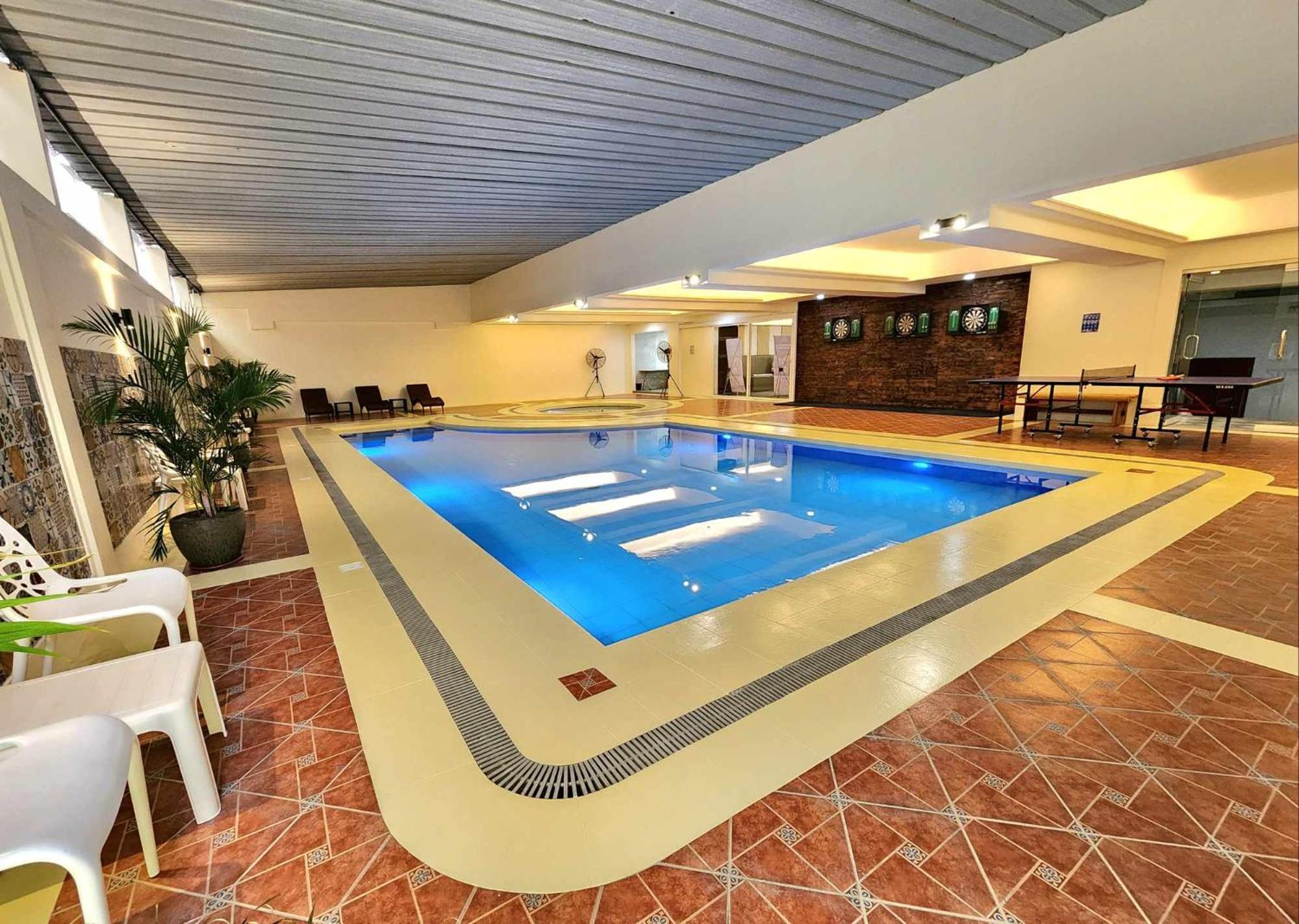 Burgundy Mckinley Place Service Apartment Manila Bagian luar foto