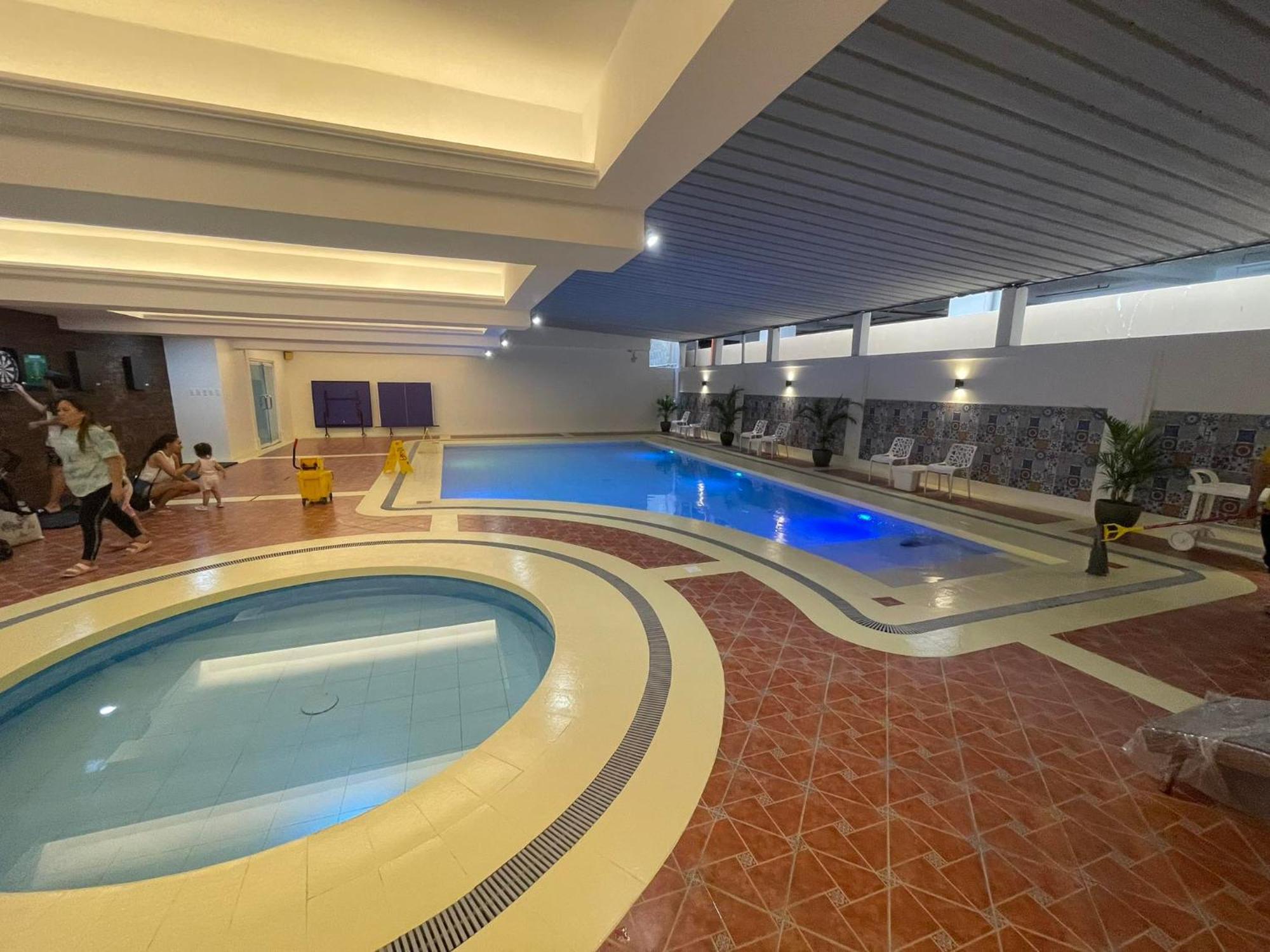 Burgundy Mckinley Place Service Apartment Manila Bagian luar foto