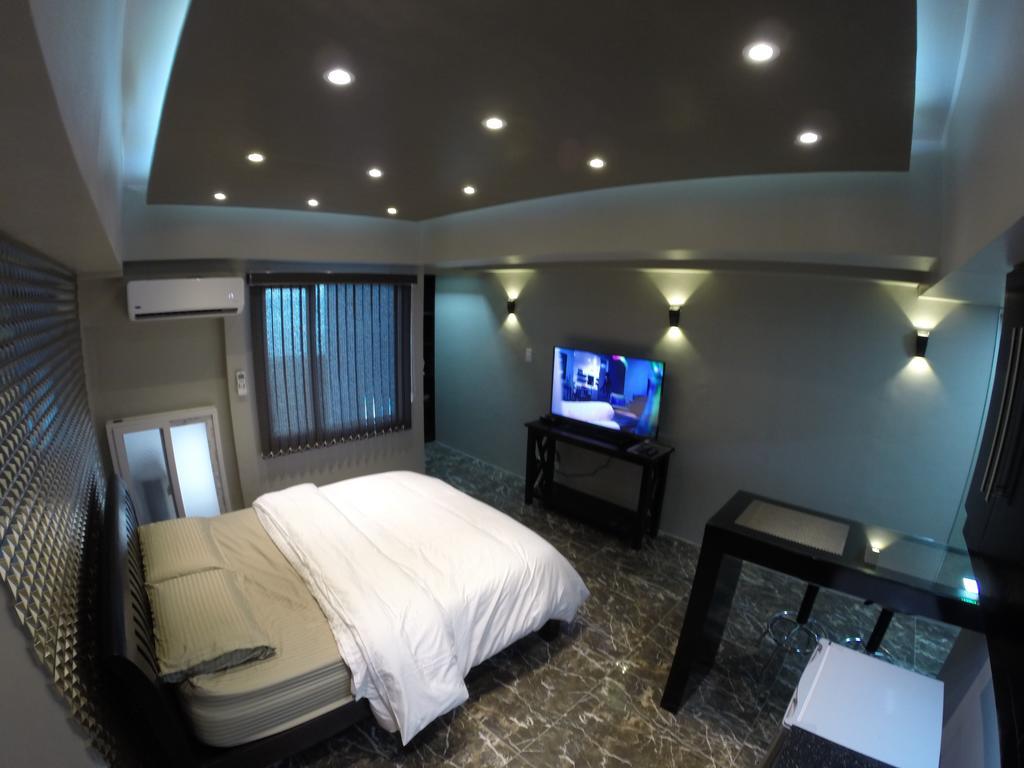 Burgundy Mckinley Place Service Apartment Manila Bagian luar foto