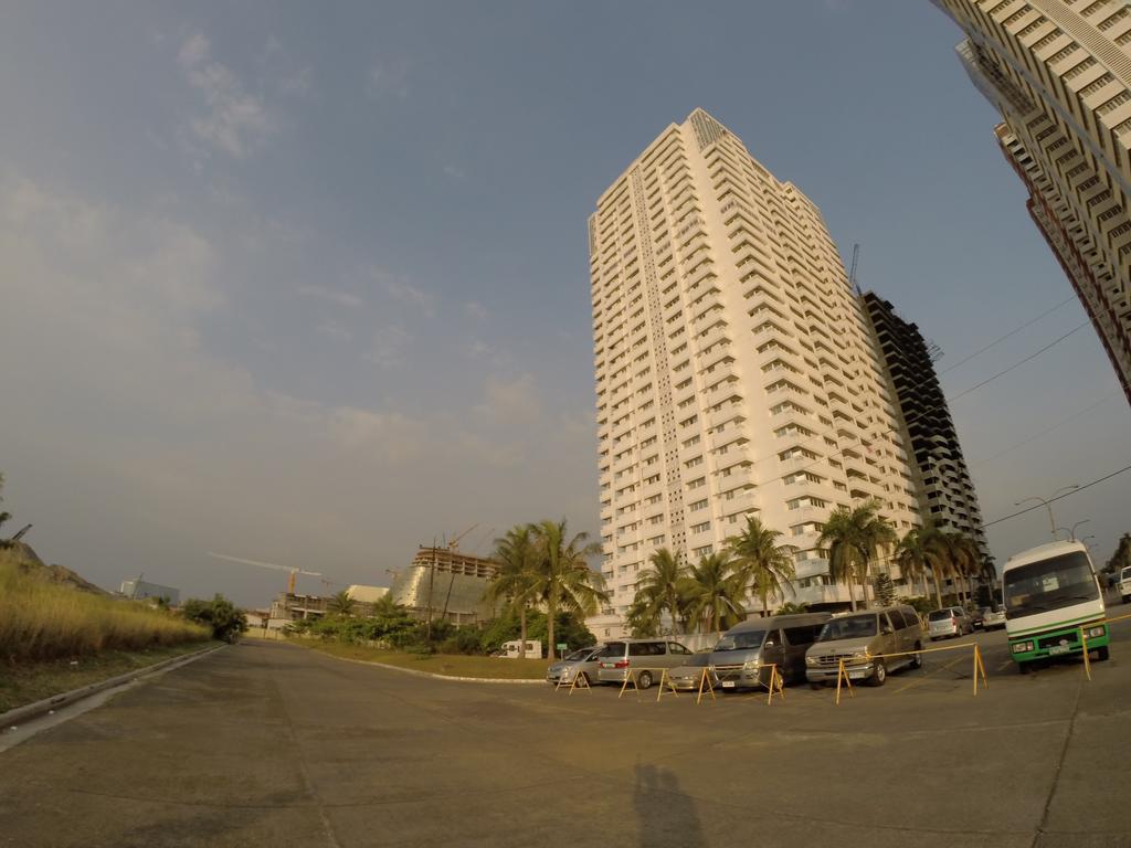 Burgundy Mckinley Place Service Apartment Manila Bagian luar foto