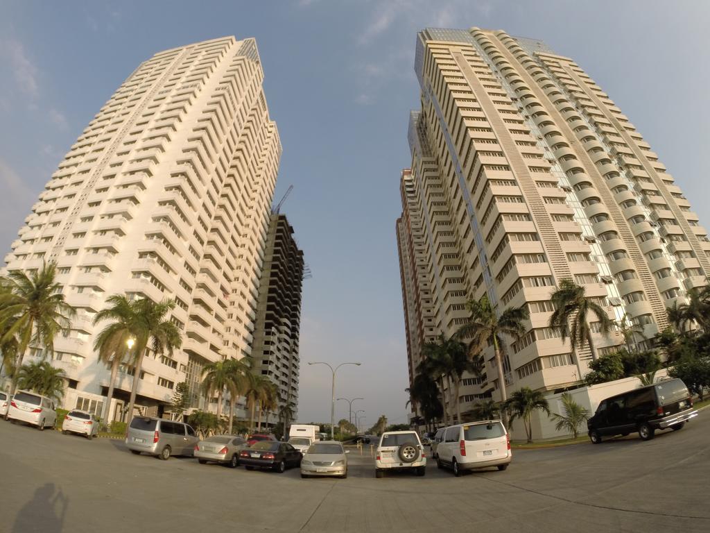 Burgundy Mckinley Place Service Apartment Manila Bagian luar foto