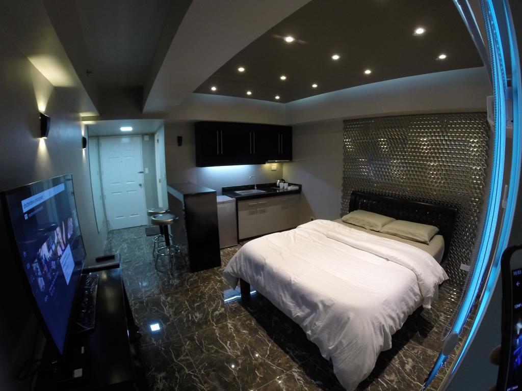 Burgundy Mckinley Place Service Apartment Manila Bagian luar foto