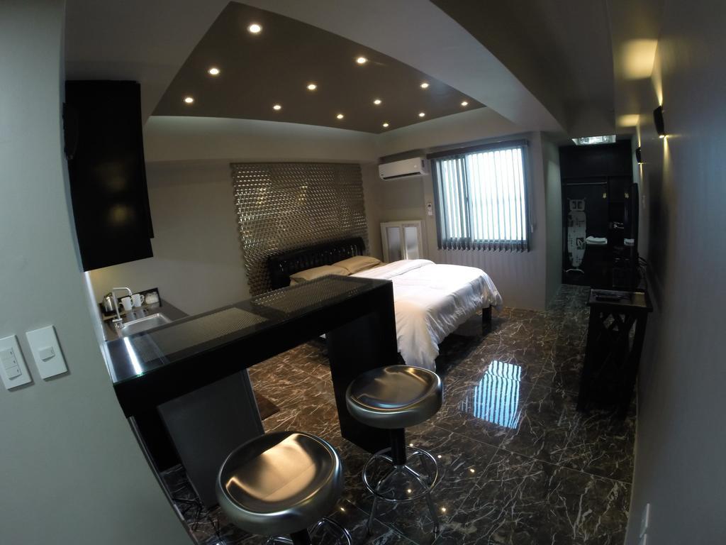 Burgundy Mckinley Place Service Apartment Manila Bagian luar foto