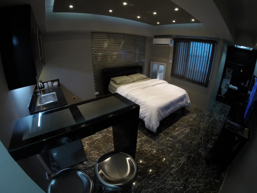 Burgundy Mckinley Place Service Apartment Manila Bagian luar foto