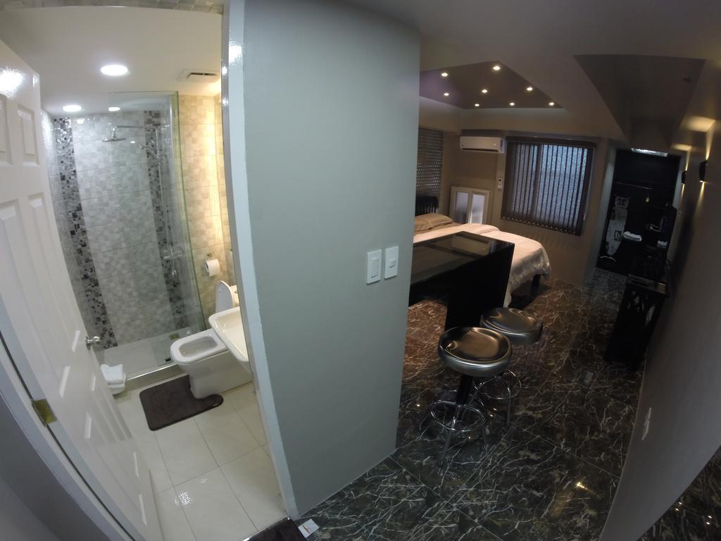 Burgundy Mckinley Place Service Apartment Manila Bagian luar foto