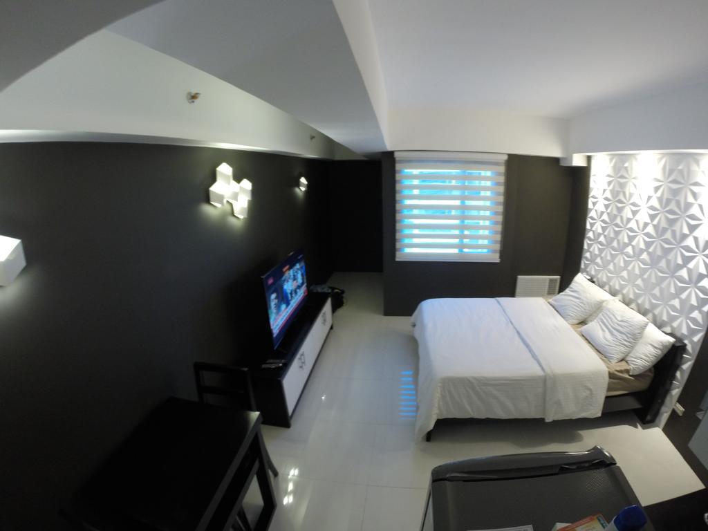Burgundy Mckinley Place Service Apartment Manila Bagian luar foto