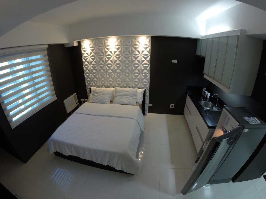 Burgundy Mckinley Place Service Apartment Manila Bagian luar foto