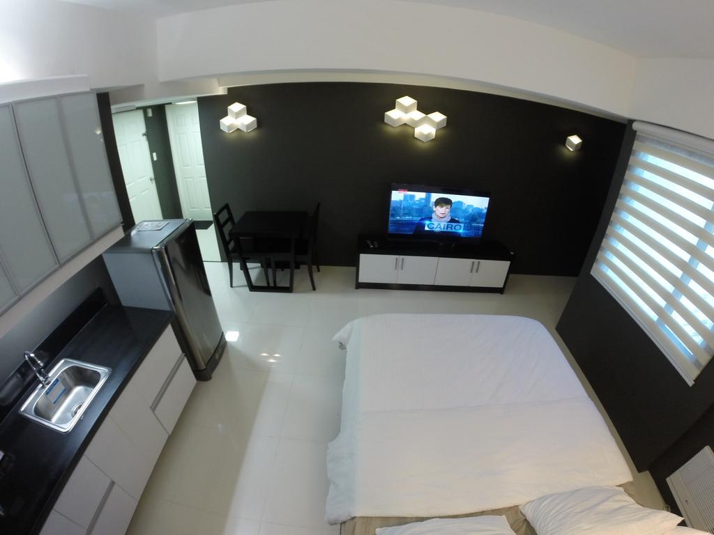 Burgundy Mckinley Place Service Apartment Manila Bagian luar foto