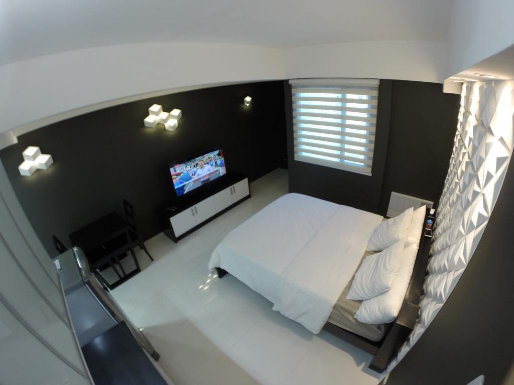 Burgundy Mckinley Place Service Apartment Manila Bagian luar foto