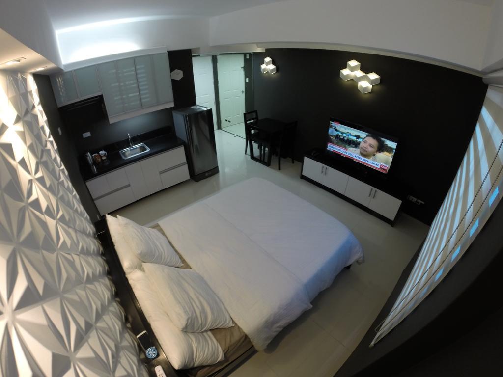 Burgundy Mckinley Place Service Apartment Manila Bagian luar foto