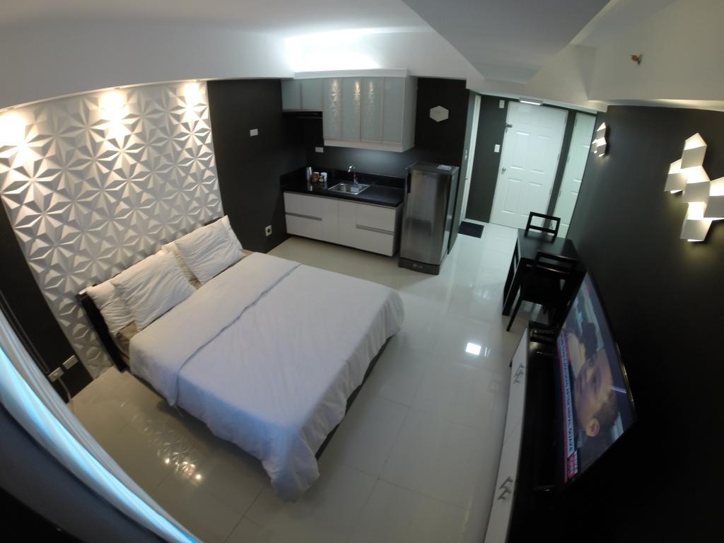 Burgundy Mckinley Place Service Apartment Manila Bagian luar foto