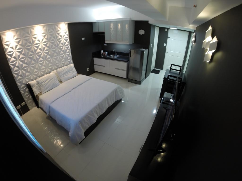 Burgundy Mckinley Place Service Apartment Manila Bagian luar foto