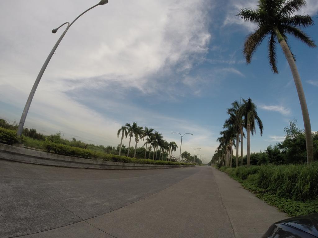 Burgundy Mckinley Place Service Apartment Manila Bagian luar foto