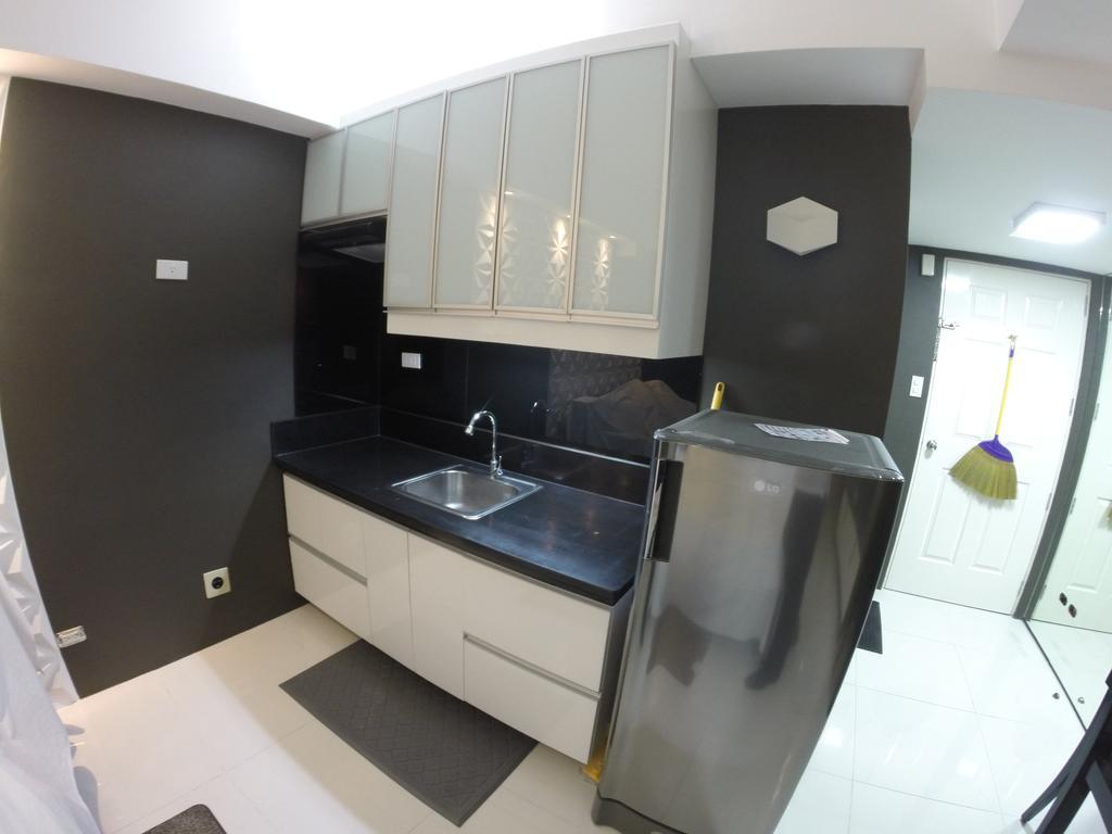 Burgundy Mckinley Place Service Apartment Manila Bagian luar foto