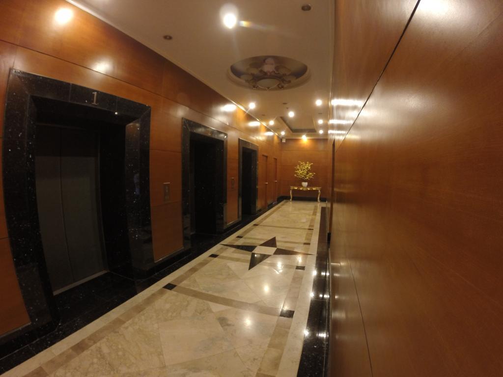 Burgundy Mckinley Place Service Apartment Manila Bagian luar foto