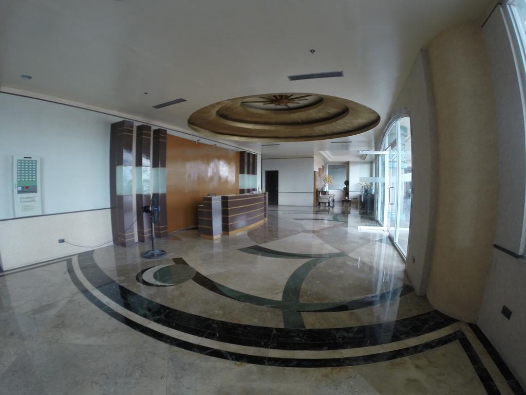 Burgundy Mckinley Place Service Apartment Manila Bagian luar foto