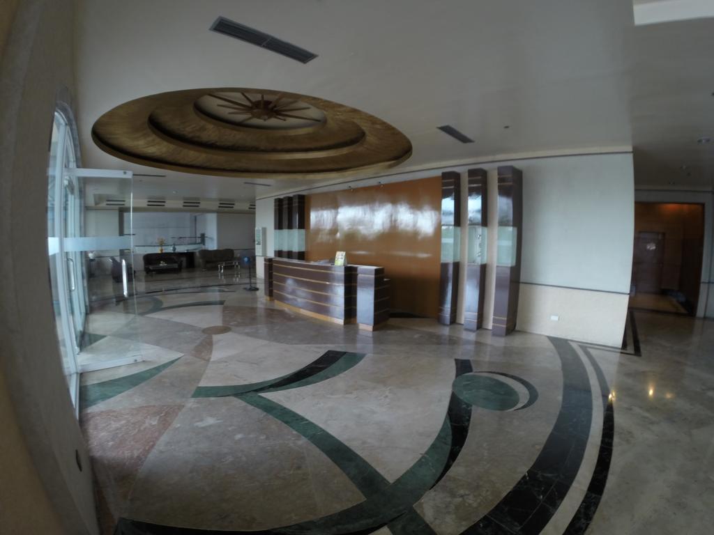 Burgundy Mckinley Place Service Apartment Manila Bagian luar foto