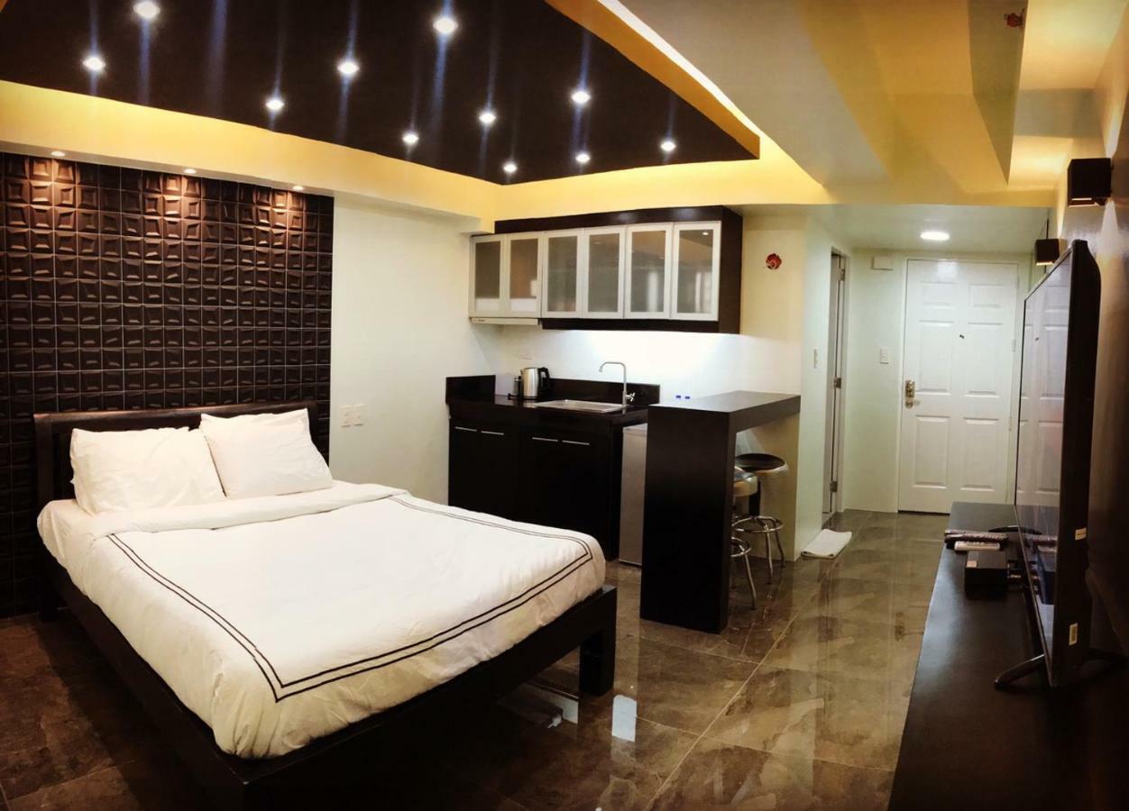 Burgundy Mckinley Place Service Apartment Manila Bagian luar foto